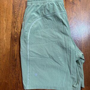 Lululemon Pacebreaker Lined, Mens Large, 8" inseam